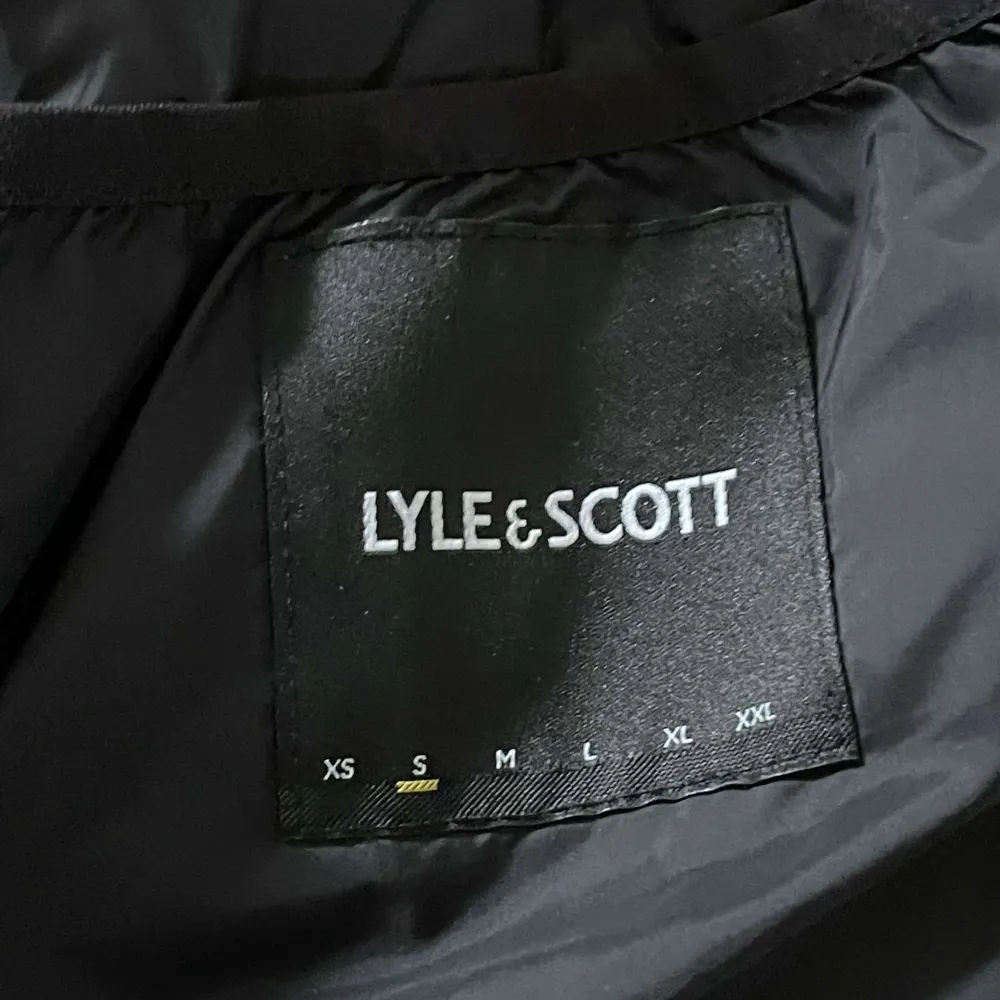 En fet lyle&scott väst säljs nu eftersom att den aldrig används. Vid eventuella frågor eller fler bilder, så tveka inte på att höra av dig.. Jackor.