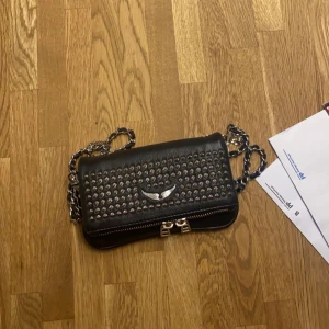 Zadig väska  - Säljer min fina och unika Zadig väska då jag känner att jag vill ha nått nytt. Köpte den här på Plick  Pris kan diskuteras 🫶🏻 Skriv om du vill ha flera bilder 😊 