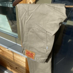 Levi’s 505 - Ett par beiga Levi’s 505or köpta på secondhand.