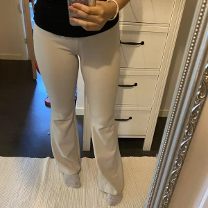 Beige utsvängda leggings  - Utsvängda byxor i beige från HM. Knappt använda och i jättefint skick. Storlek S. Jag är 165cm och byxorna är ganska perfekt längd för mig, möjligtvis lite långa (se bild)