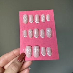 Lösnaglar - FÄRDIGT SET 💛 Press on nails (lösnaglar) i storlek L. Storleken anser bredden på dina naglar. Alla lösnaglar är handmålade av mig med gellack. Detta set är ett färdigt set och går att köpa direkt. Jag skickar med 14 naglar för fler storleksalternativ. 💅🏼💗 