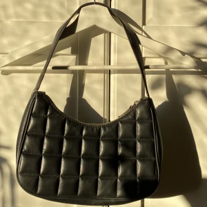 väska - väska från h&m köpt för ca 200-250kr om jag minns rätt.  3e bilden ser man den enda skadan på väskan💕