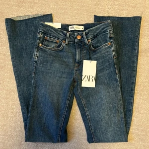 Zara jeans - Säljer dessa skitsnygga bootcut midrised zara jeans i stl 34💗