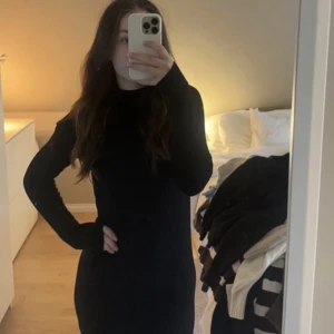 Svart stickad långklänning  - Oanvänd svart stickad långklänning🤗 Superfin till hösten😍