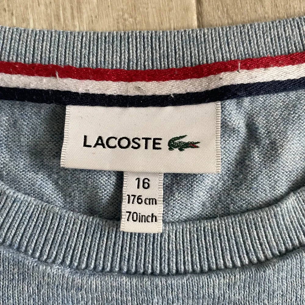 Säljer alla 3 tröjor tillsammans! Säljer 2 Lacoste långärmade tröjor och en långärmad tröja från United colors of bennington, Lacoste tröjorna är i stl 176 och den andra är något mindre ca 170. Alla är i bra skick och inte mycket använda. Tröjor & Koftor.