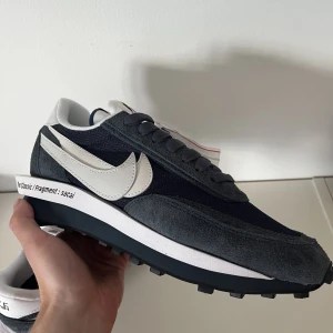 Nike LD Waffle Sacai Fragment - Nike x sacai x fragment skor i strlk 45. Mörkblåa med vita detaljer och svart sula. Skorna är helt oanvända. Medföljer ej någon box. Replicas