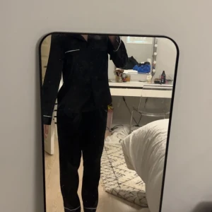 Pyjamas - Säljer denna pyjamasen i silke! Använd Max 2 ggr, säljer för 150kr köptes för 300❤️ strl S