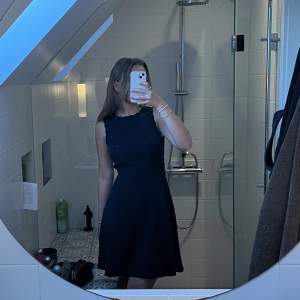 Snygg, elegant mörkblå midi klänning (mörkare än vad den ser ut på bilden) 