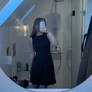 Snygg, elegant mörkblå midi klänning (mörkare än vad den ser ut på bilden) 