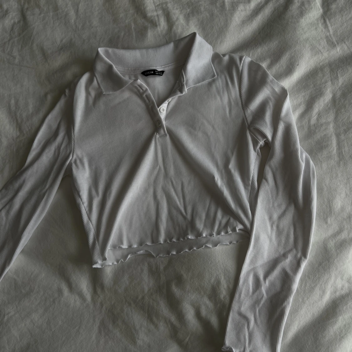 Croppad vit skjort-topp