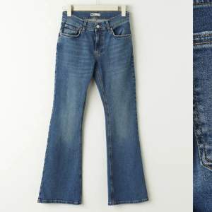 Säljer dessa low waist Bootcut jeans från Gina då de inte kommer till användning längre. Jag är 169 och de sitter bra i längden på mig, de är lite mer mid waist💗