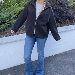 Hm teddy jacka  - Otroligt snygg teddy jacka från hm, bra skick🤍🤍grå/svart