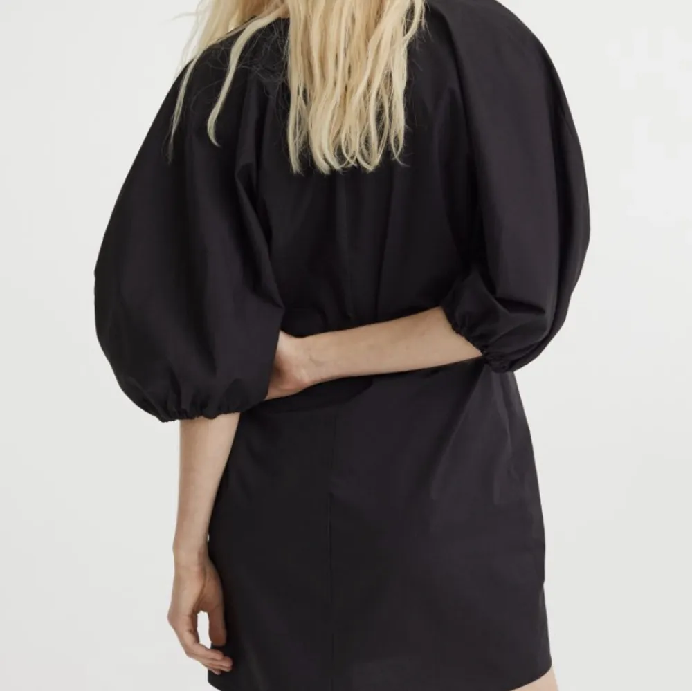 Säljer helt ny (prislappen kvar) svart klänning från H&M i strl L. Hämtas i Sundbyberg eller skickas mot fraktkostnad.. Klänningar.