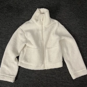 Hm Teddy jacka - Säljer denna HM Teddy jacka i storlek L