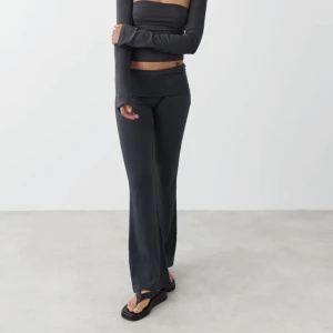 Yoga pants gina - Säljer dessa populära yoga pants ifrån gina, använda 2 ggr 💜 Säljer då jag har flera andra! Perfekta i längden för mig som är 170, storlek xxs men passar mer xs