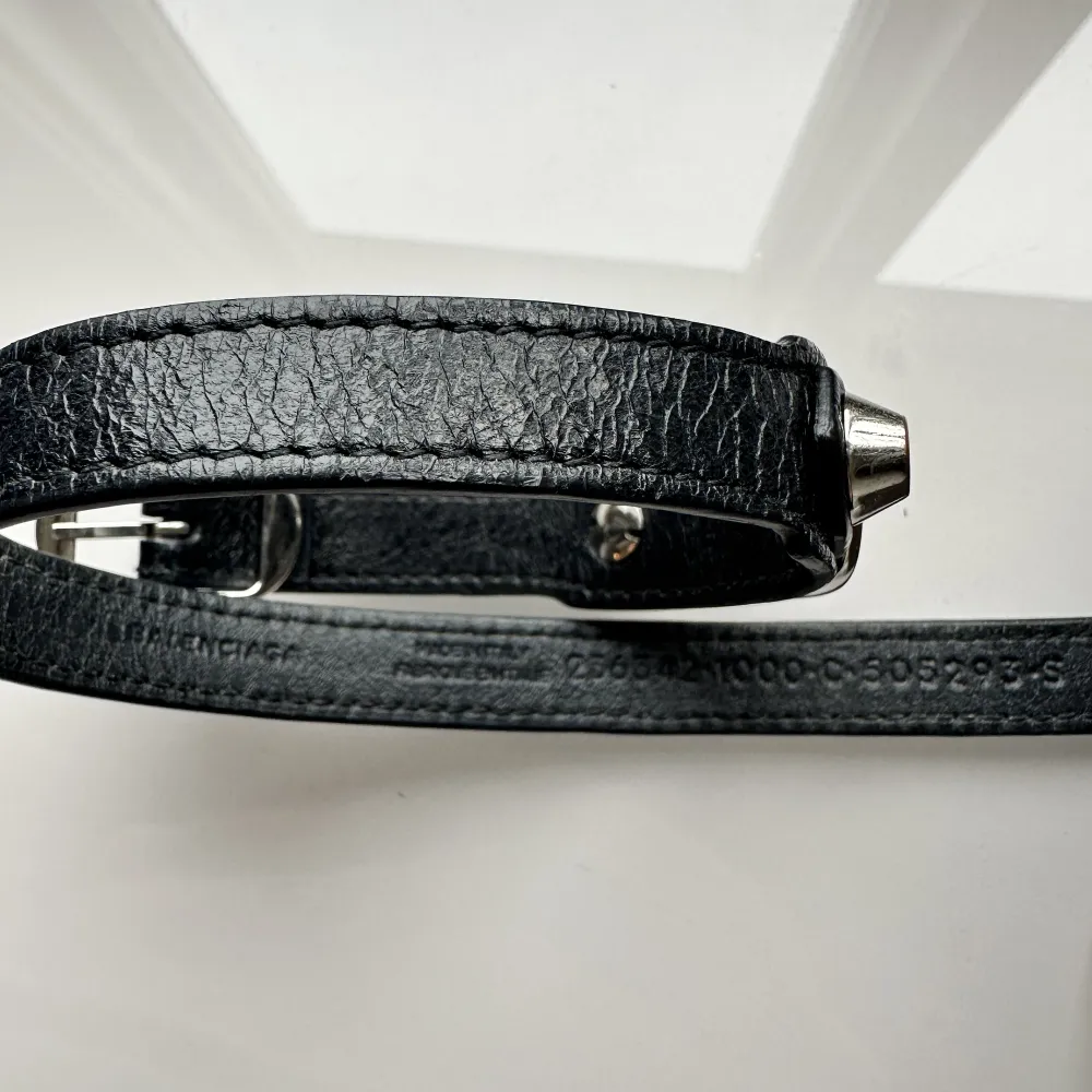 Balenciaga armband i svart läder med silvriga detaljer, storlek S🖤. Accessoarer.