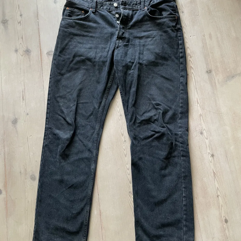Raka Jeans från Zara. Storlek 46 Blåsvarta. Jeans & Byxor.
