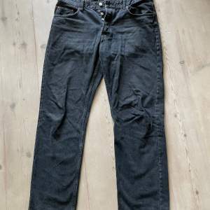 Raka Jeans från Zara. Storlek 46 Blåsvarta