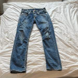 Ett par snygga true religion jeans i modellen ”Logan super T” Seat 34. Cond 9/10. Passar någon som är ca 180 lång.