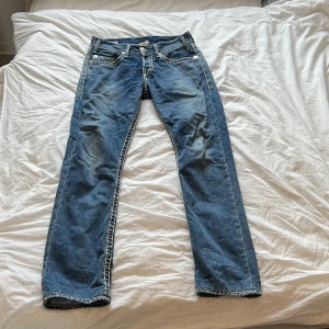True religion jeans - Ett par snygga true religion jeans i modellen ”Logan super T” Seat 34. Cond 9/10. Passar någon som är ca 180 lång.