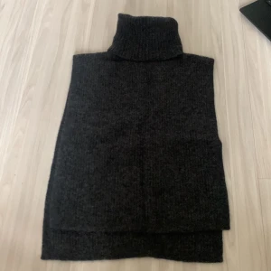 Väst - Svart stickad väst perfekt nu till hösten 