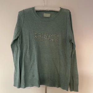 Zadig Voltaire Kasmirtröja - Finstickad kasmirtröja från Zadig Voltaire. Pence skriver i strass över bröstet. Väldigt mjuk. Litet hål.