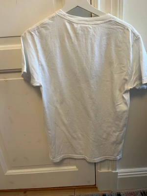 Vit Parlez T-shirts - En fräsch vit tisha av märket Parlez. Knappt använd och storlek Small. Säljs då jag rensar min garderob och köparen står för billig och säker frakt via postnord 