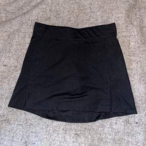 I princip helt ny svart kjol (med shorts inbyggt) från J.Lindeberg i storlek XS, mycket sparsamt använd. Har även ficka på baksida. nypris kanske ligger runt 599kr? (+-200kr). Kan användas till vad som helst, ex padel, golf, tennis.  Priset är exkl frakt🥰