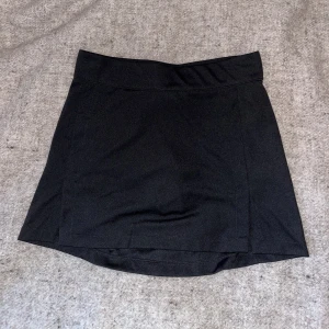 J.Lindeberg kjol (padel, tennis, golf) - I princip helt ny svart kjol (med shorts inbyggt) från J.Lindeberg i storlek XS, mycket sparsamt använd. Har även ficka på baksida. nypris kanske ligger runt 599kr? (+-200kr). Kan användas till vad som helst, ex padel, golf, tennis.  Priset är exkl frakt🥰
