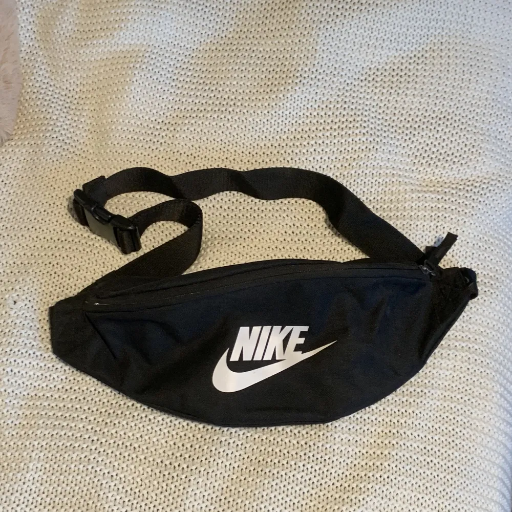 Svart liten magväska ifrån Nike, helt oanvänd. . Väskor.