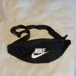Svart liten magväska ifrån Nike, helt oanvänd. 