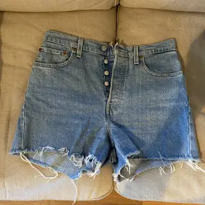 Jättefina jeansshorts från Levi’s🤍 Knappt använda så mycket bra skick Säljs då dom blivit för små för mig Nypris: 699kr Storlek: 27 i midjan