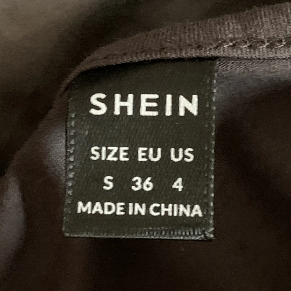 Super snygg tröja, från shein, använd 1 gång, super bra skick, säjer för att jag köpte fel storlek o orkar inte lämna tillbaka . Tröjor & Koftor.