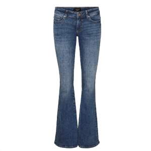 Blåa bootcut lowwaist jeans från veromoda som är använda och tvättade en del, men känns endån bra i materialet. Säljer dem eftersom de är för korta för mig. Köpta för 499. Kom privat för egna bilder.