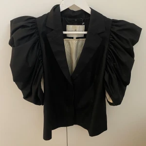 Skit snygg kavaj  - Jätte snygg kavaj ifrån Designers remix collection, den är i storlek 38 och kostar 150+ frakt 