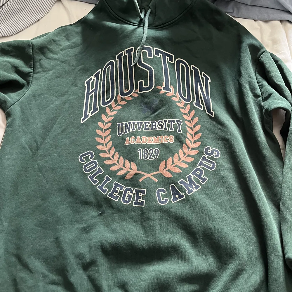 En mörk grön hoodie med tryck på ifårn pier one . Hoodies.