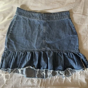 Jeans kjol🌻 - Jätte söt jeans kjol med en volang nertill😘