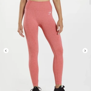 Gymshark träningstights - Gymshark träningstights, liknande som dem på bilden i den gamla modellen som inte säljs längre. Samma färg som på bilden (coral). Använda fåtal gånger.  Strl. Xs  Ord. Pris: 549kr Mitt pris: 250kr