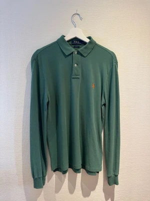 Ralph lauren pike - Säljer denna Ralph lauren pike som är Långärmad, säljer pågrund av att den inte används för den va för stor när ja köpte den, skick 9/10  Tveka inte på att höra av er