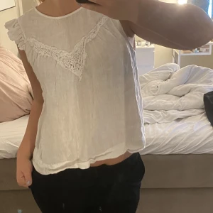Zara blus - Jätte söt blus från zara i storlek xs, knappen i nacken är borta men det är inget som syns vid användning🫶🏻Säljer för 150❤️skriv för fler bilder 