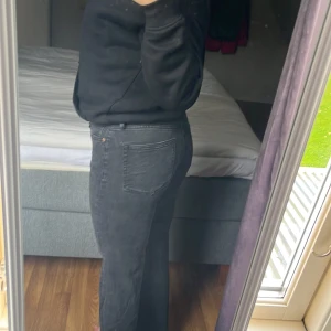 H&M jeans  - Stretchiga och i väldigt fint skick, hög midjade St: 38