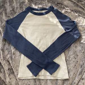 Långärmad tröja från Brandy Melville, säljer pga ingen användning, har en liten fläck på framsidan, skriv privat om du har frågor 💕