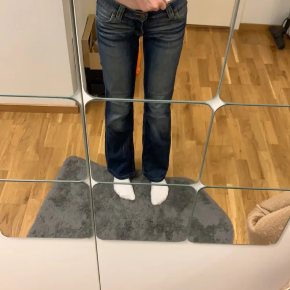dessa jeans sitter helt perfekt på mig och som referens är jag 165 cm lång. jag säljer de för 269kr + frakt. köp kan ske både genom swish och genom köp nu knappen men det blir smidigast genom köp nu. jeansen har inga defekter.. Jeans & Byxor.