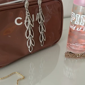 Öronhänge strass superfina 💋🩷 - Vet inte exakt vart de är köpta med använda typ en gång så i bra skick 🎀