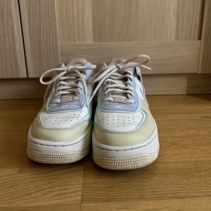 Nike Air Force 1 Shadow 'Pastel' - Säljer mina Nike Air Force pastel i storlek 40, 25.5 cm. Passar mig som har storlek 39. Skorna är använda och har viss slitage, de är nyligen rengjorda. 