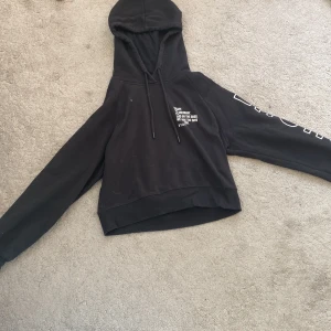 Luvtröja  - Svart luvtröja 