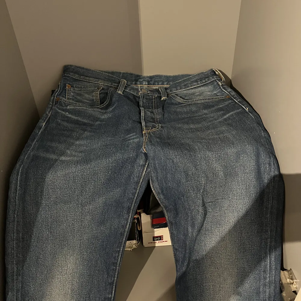 501 levis jeans! I väldigt bra skick, storleken står på bilden. Pris kan diskuteras vid snabb affär🙌🏽. Jeans & Byxor.