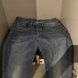 501 levis jeans! I väldigt bra skick, storleken står på bilden. Pris kan diskuteras vid snabb affär🙌🏽