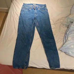 Blå jeans från Lindex bra skick sitter fint , mid waist 
