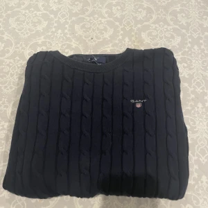 Gant carigan - Kabelstickad tröja från gant i färgen Marinblå. Storlek S inga skador eller defekter